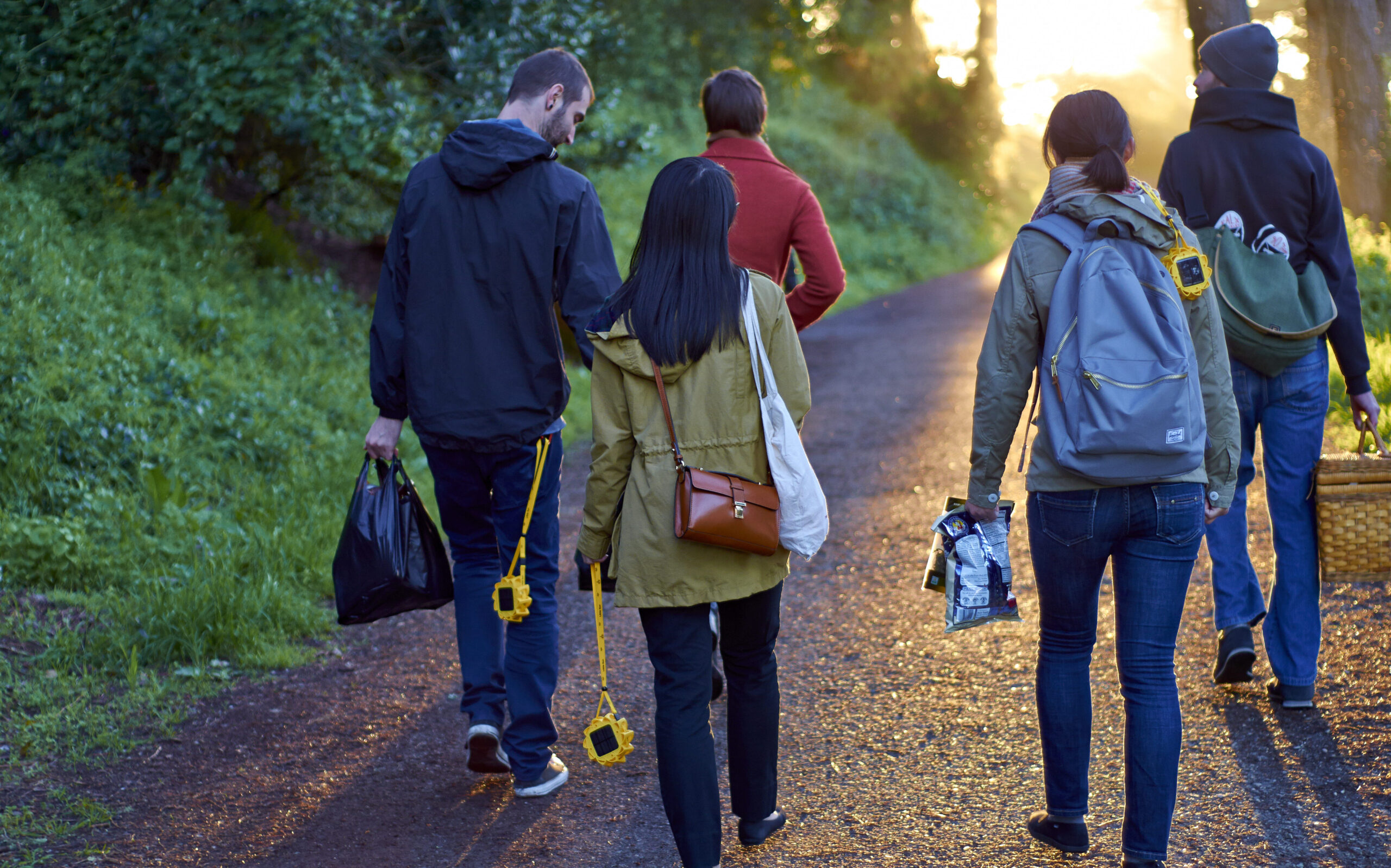 Mensen lopen door Golden Gate Park met de Little Sun. Een kunstobject van Olafur Eliasson.